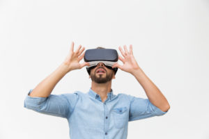 Virtual Reality VR Mann mit Brille
