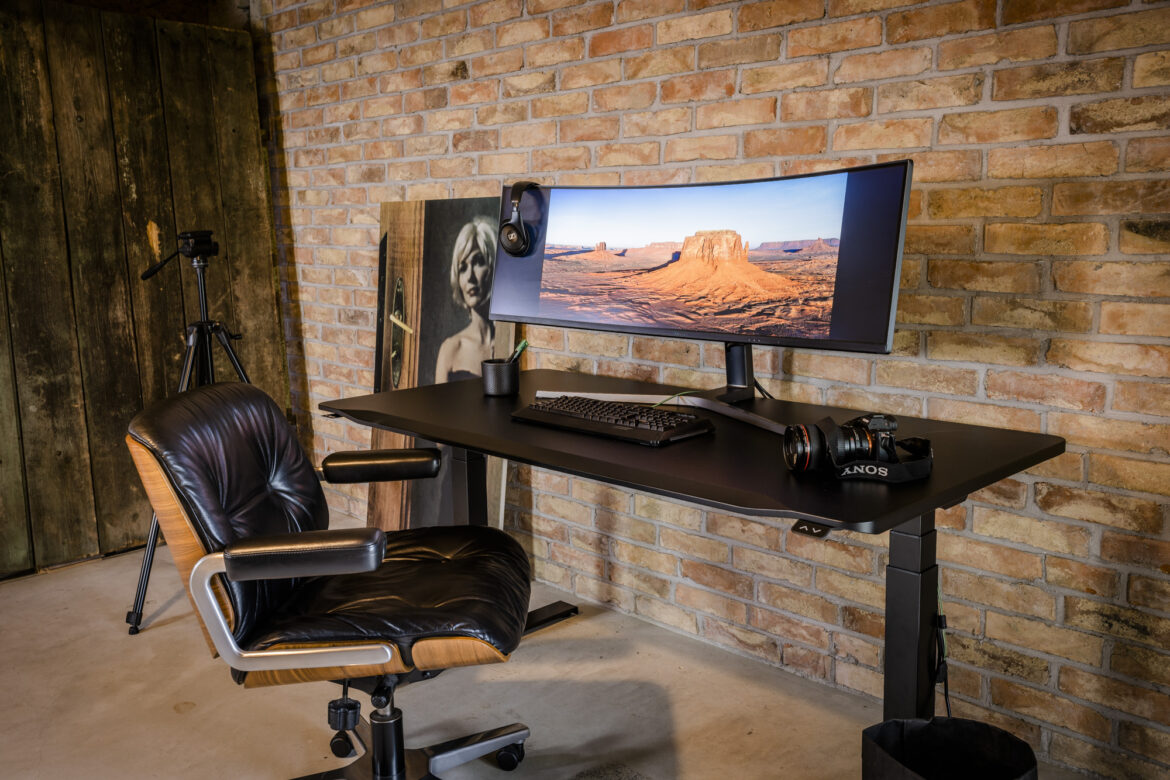 schreibtisch der firma ikula vor einer steinmauer